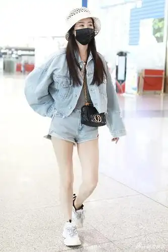 组图:袁冰妍牛仔look清凉过夏天 穿热裤秀美腿白到发光