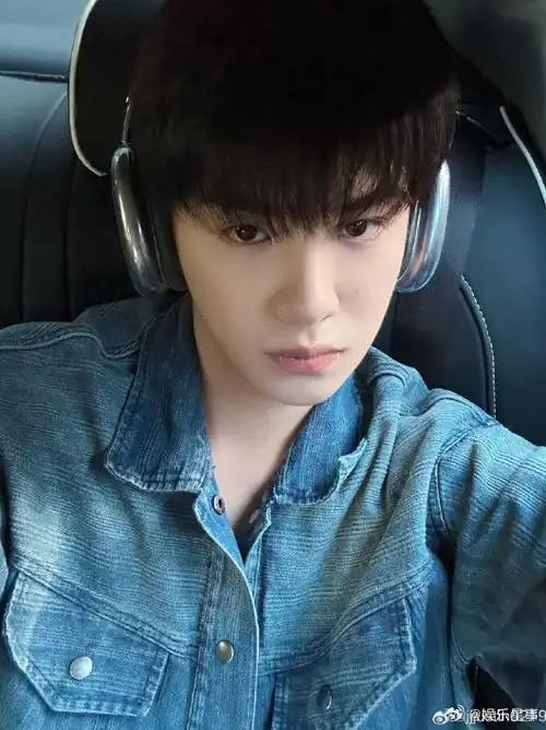 黄明昊牛仔衬衫耳机自拍照##黄明昊七夕怼脸自拍