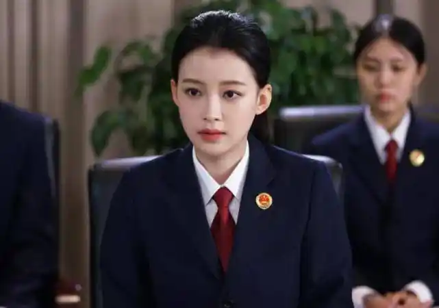 分不清"李沁和孙怡了,当两人同穿制服装,风格大不相同_演技_警服_因为