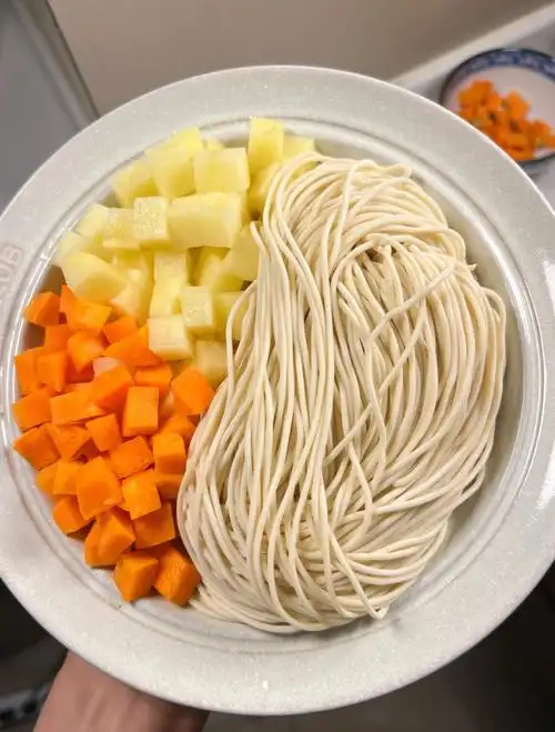 面条这么做超级好吃土豆肉酱拌面