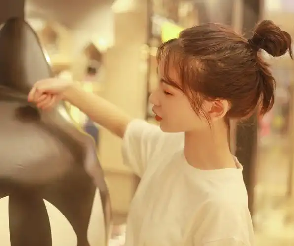 扎丸子头的少女