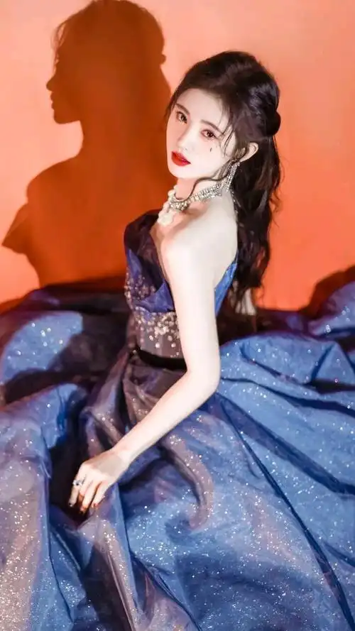 鞠婧祎身穿一抹蓝色星钻抹胸礼服,气质楚楚动人