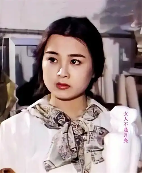 赵明明带着简历四处跑剧组,不断的推荐自己.