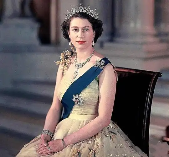 点击就看英国女王伊丽莎白二世的绝美王冠