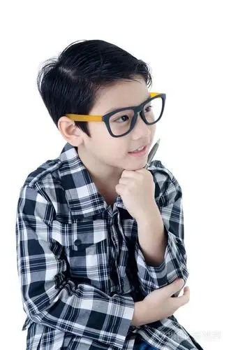 可爱的小男孩戴着白色背景的眼镜.