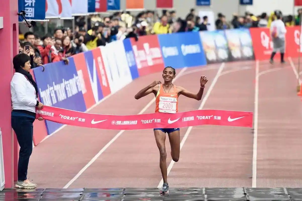 短视频今天上午7时,上海国际马拉松赛准时开跑!