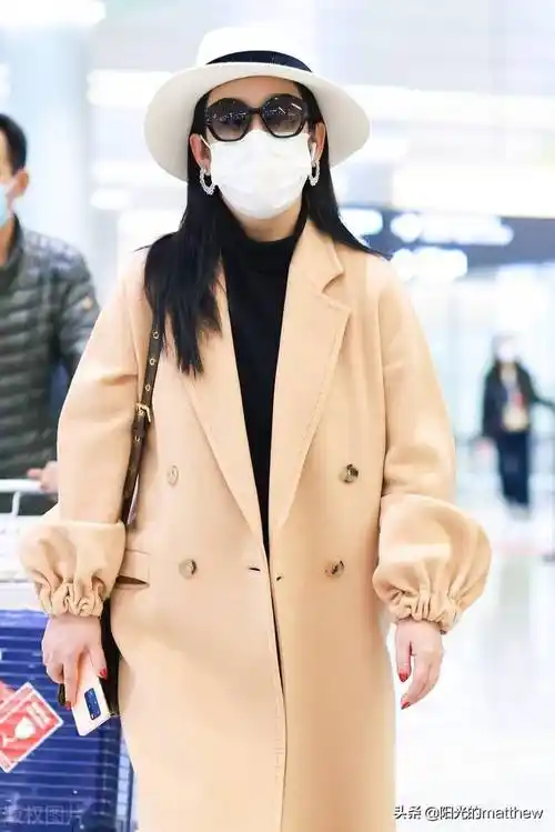 街拍秦海璐身穿驼色大衣搭休闲长裤时尚大方气质动人