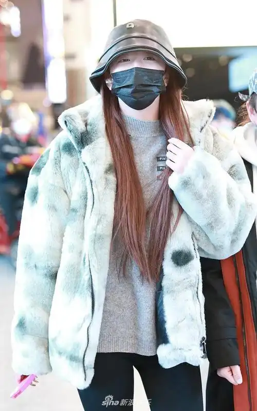 组图:孔雪儿素颜亮相眼神呆萌又可爱 穿毛毛外套纤细美腿抢镜