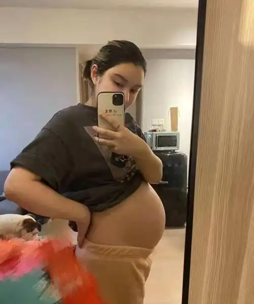 李雨桐真的怀孕了吗,李雨桐张雨绮先后靠大肚照证实怀孕