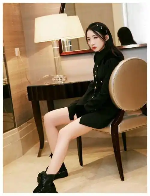 原创孟美岐全黑look现身互动黑长直造型太吸睛一身女爵装a到爆