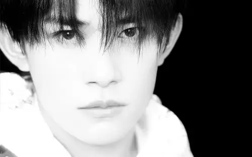 易烊千玺休闲红衣帅气图片桌面壁纸