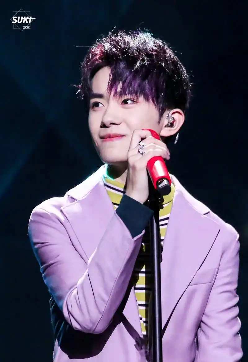 易烊千玺粉紫色的西装,深情的目光,略显羞涩的梨涡笑,确定过眼神了