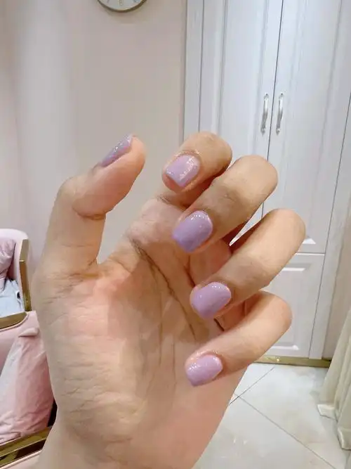 适合夏天的浅紫色纯色美甲