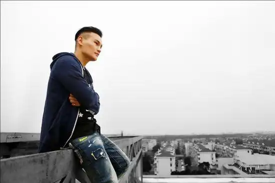 网易娱乐4月19日报道在中国好声音舞台上,李维以一曲《一江水》打动