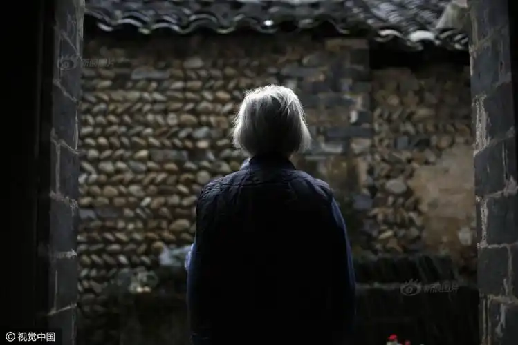 小脚老人102岁高龄 仍自己洗衣每天喝白酒