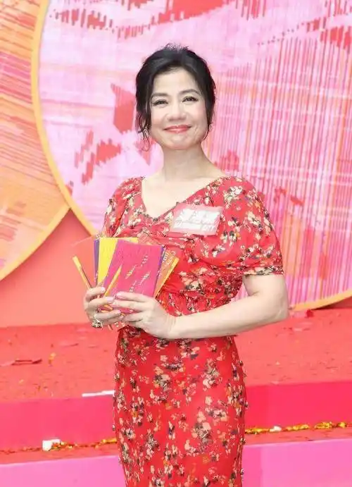 60岁钟楚红美人迟暮,难掩岁月痕迹,气质依旧出众_时尚_女性_钟楚曦