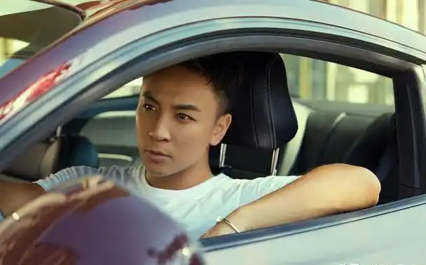 释小龙和何洁分手13年后,一人身家过亿,另一人如今怎样?