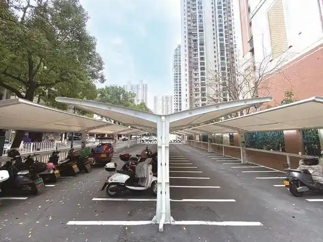 新建的电动车棚可停放100辆电动车,同时供90辆电动车充电.刘思源 摄