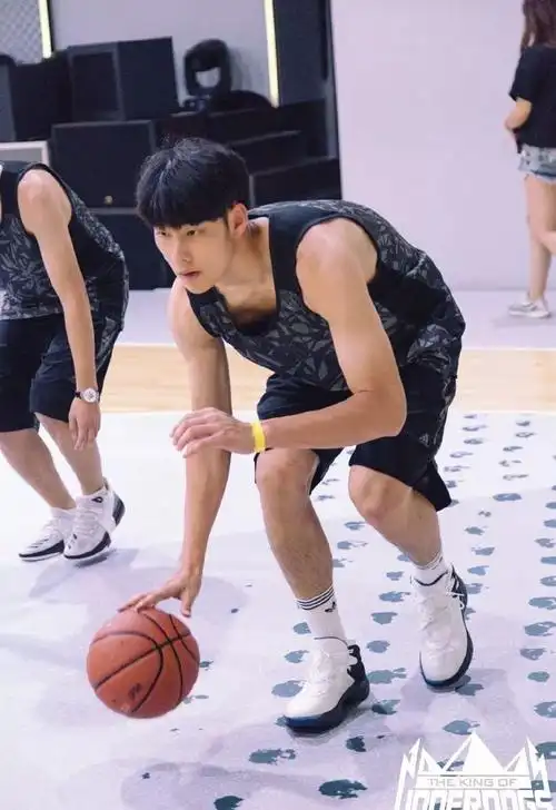 2米的南昌大学校队的篮球帅哥他的脚真大啊