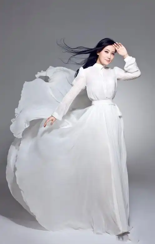 优雅端庄的谭晶,貌美如花,尽显完美身材!