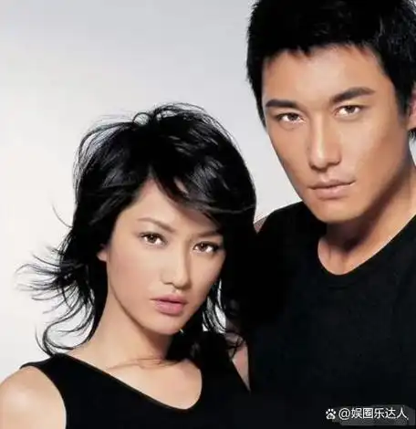 52岁瞿颖和53岁胡兵合体走秀皮肤松弛满脸皱纹居然还有白发