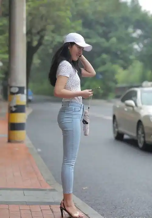 波点t恤配紧身牛仔裤活力十足棒球帽造型简单简单大方