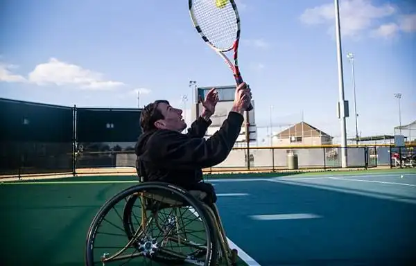 美国一男子高位截肢仍期待爱情乐观面对生活