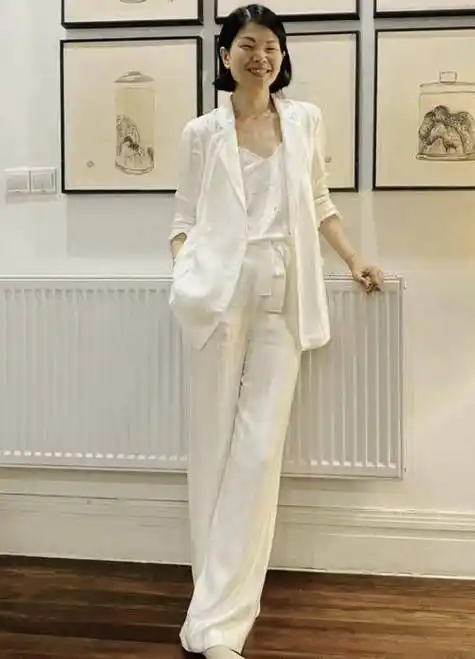 曾因身高自卑,被说顶级丑模的吕燕,如今嫁国外豪门生混血宝宝_因为