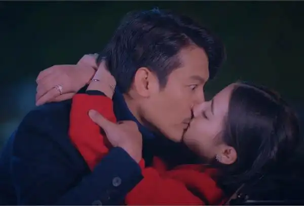 迪丽热巴的吻戏照片大全曝光 第一次裸肩拍床戏让人遐想连连