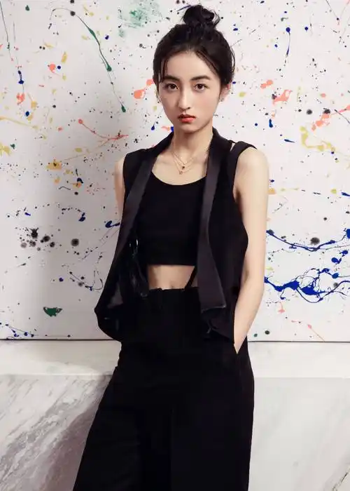 张子枫穿黑色背心小秀蛮腰 目光坚定尽显英气潇洒_广告_插兜_照片