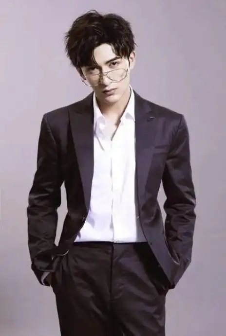 米热与迪丽热巴同为新疆人的同班同学参演多部大热剧始终没火