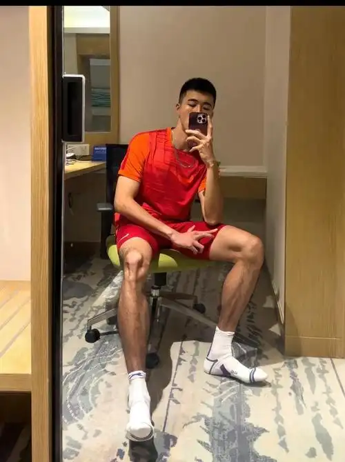 188公分的黑皮肌肉帅哥穿着运动服配白袜,直男气息爆棚呢!