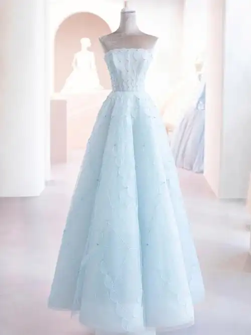 今天给大家带来清新仙气的冰蓝色礼服7615裙身上富有设计感的花纹