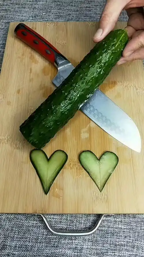 一看就会的黄瓜爱心切法美食教程创意