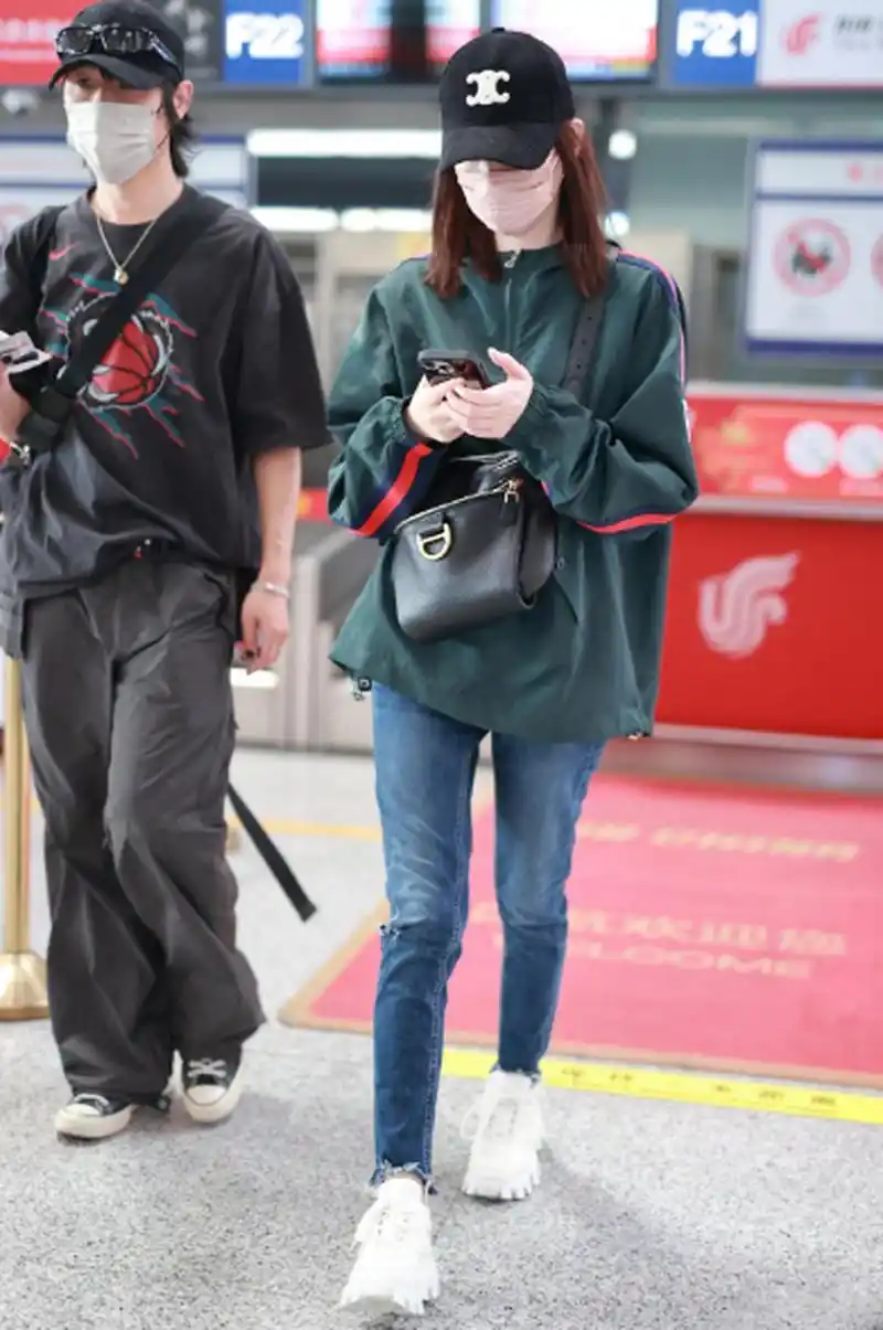 李小冉机场街拍,墨绿色冲锋衣外套 紧身牛仔裤 棒球帽低调随性!
