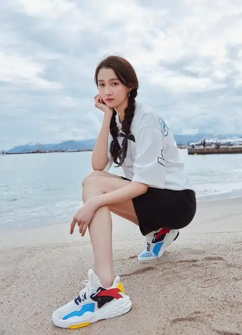 再次被关晓彤折服,穿黑色短裙秀长腿,配露脐装甜美似漫画女主