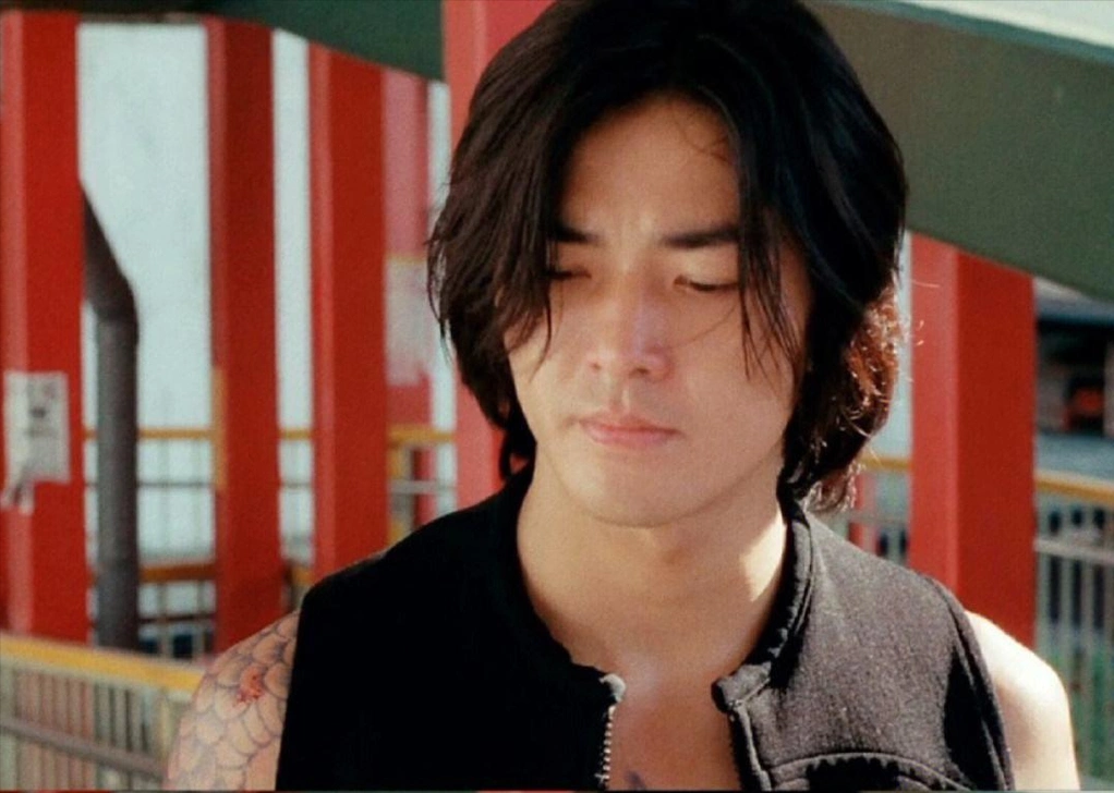 从颜值上看,郑伊健不是最惊艳的,但他的五官恰到好处,比例很好.