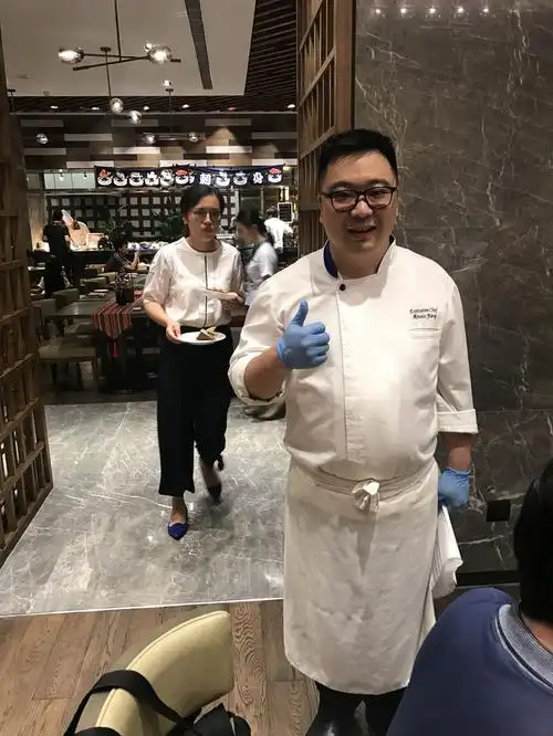 酒店行政总厨(左)特地为大家介绍 米其林大厨(右)助阵泰国美食节 至于