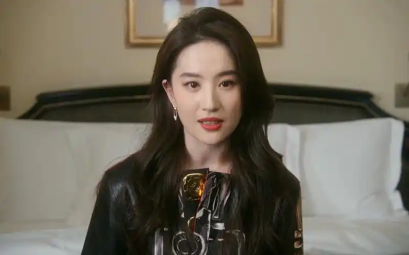 刘亦菲路易威登巴黎时装周官方访问