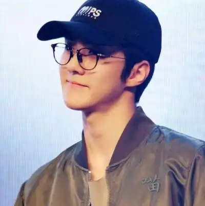 吴世勋 ins 头像