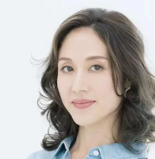 女人到了50岁发型决定气质3款大妈发型要记得避开太显老