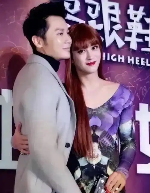 原创李晨有新女友了美女紫色印花裙配咖色长发美过范冰冰