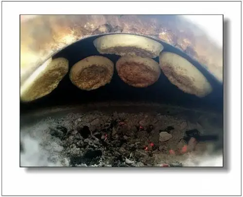 用铁锅做成的烧饼炉子