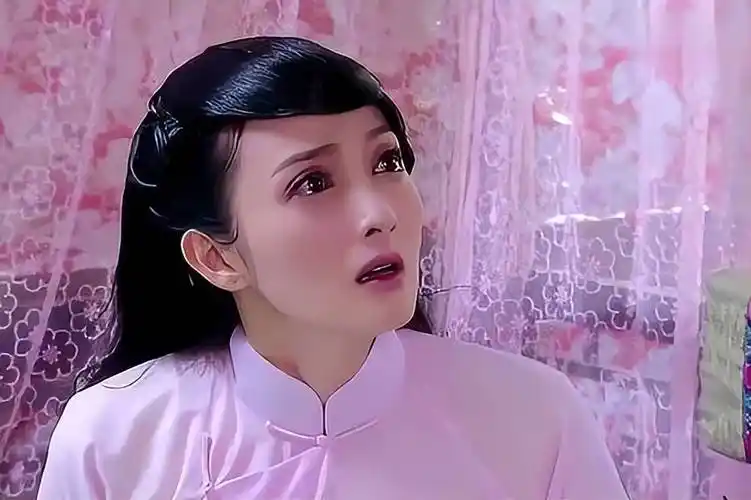 好不容易进入迟瑞的府里,为了能当上姨奶奶,故意让迟瑞看她被沈凌雪