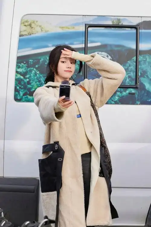 迪丽热巴超爱慵懒风穿搭随性惬意舒适又精致真的好美