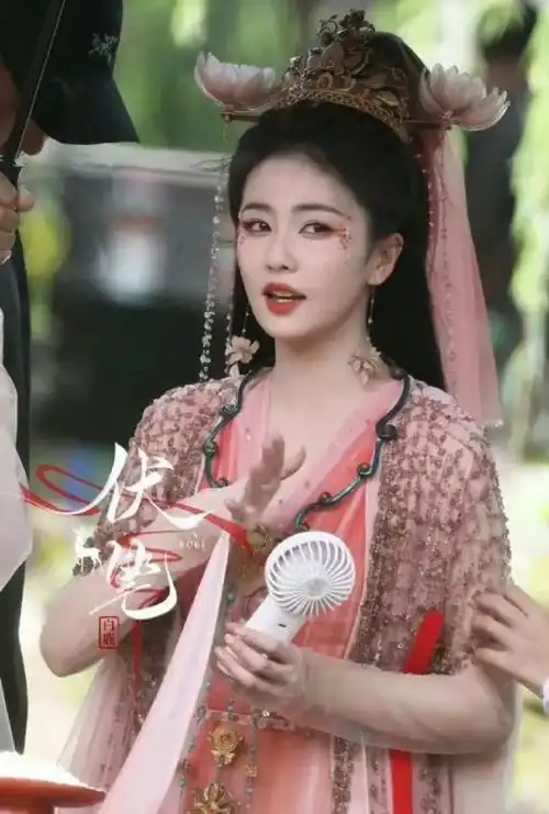 白鹿新剧路透,这头上两朵荷花好特别,粉粉嫩嫩的衣服,她的剧造型都很