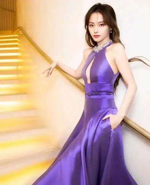 唐艺昕又美出新高度一袭深v星空礼服展现成熟女人的优雅魅力