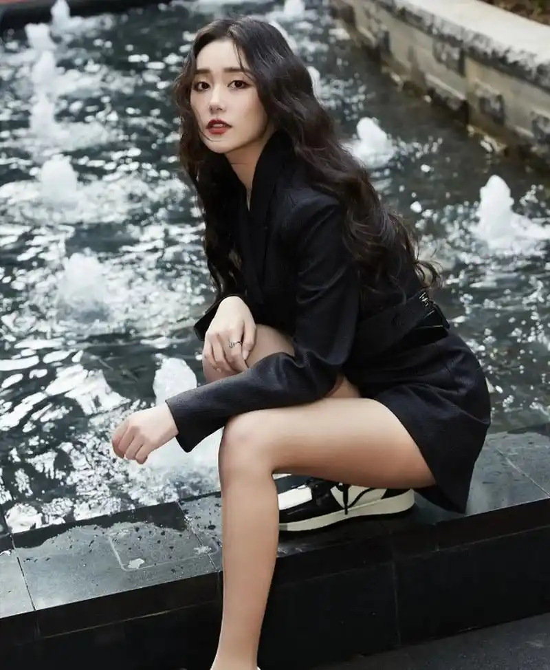 时尚优雅的#蒋依依# 身穿西装短裤,尽显窈窕女人味,貌似桃花,身材窈窕