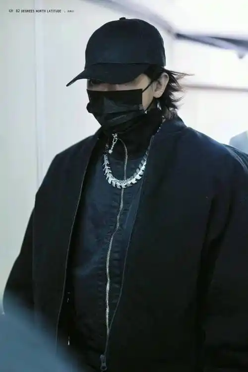 蔡徐坤机场造型硬朗有型三开门冰箱成优越身材新热词