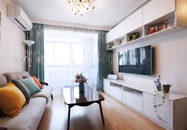 客厅选了一个很有艺术感的灯,至少我是十分满意的,窗帘是蓝白色的,有